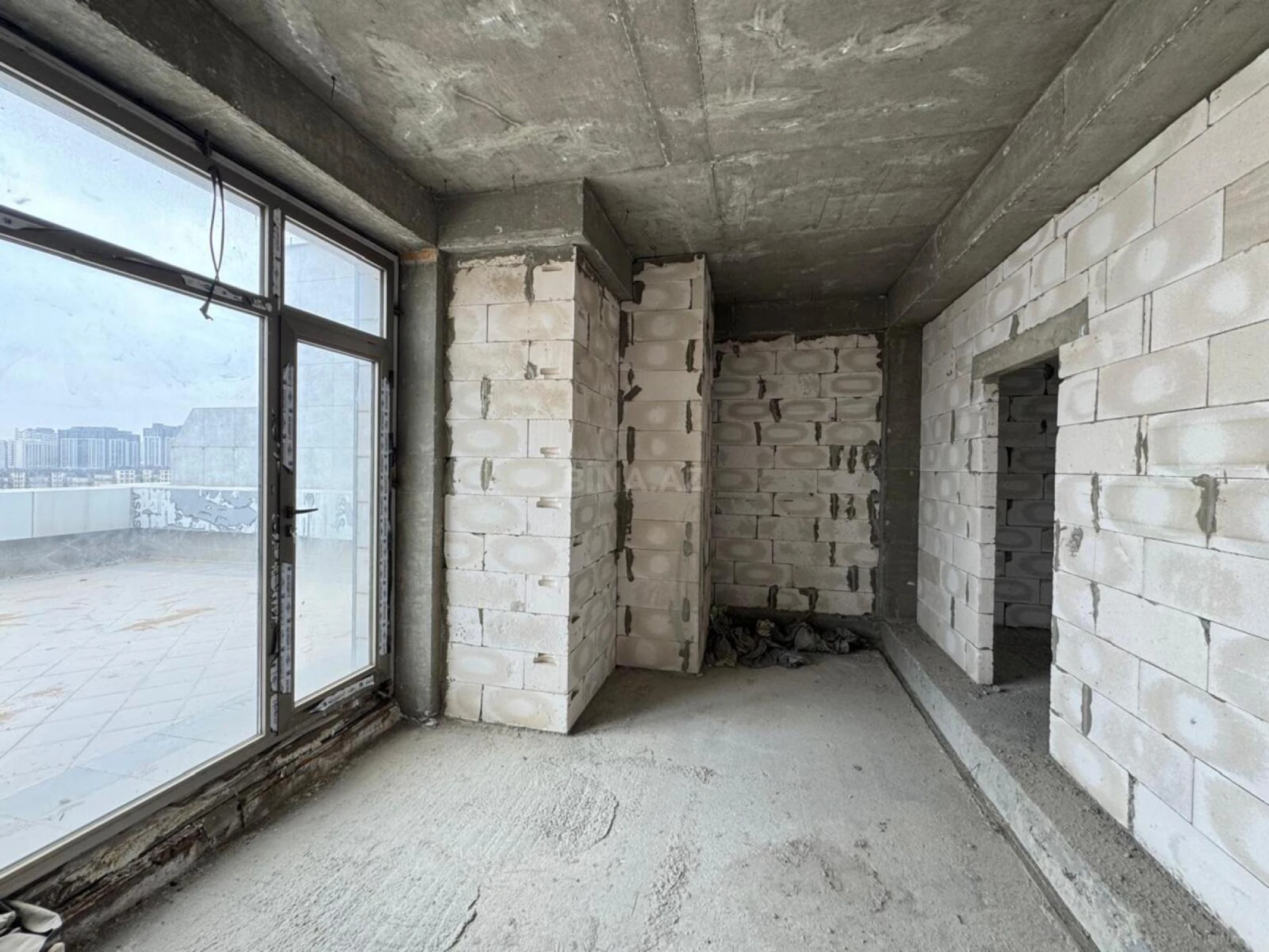 Satılır 5 otaqlı mənzil 752 m²