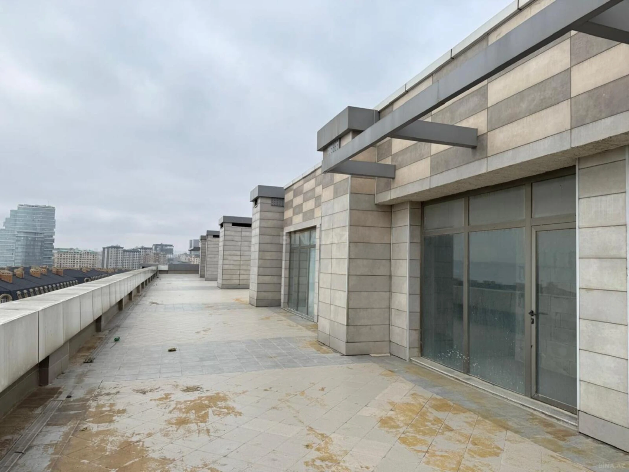 Satılır 5 otaqlı mənzil 752 m²