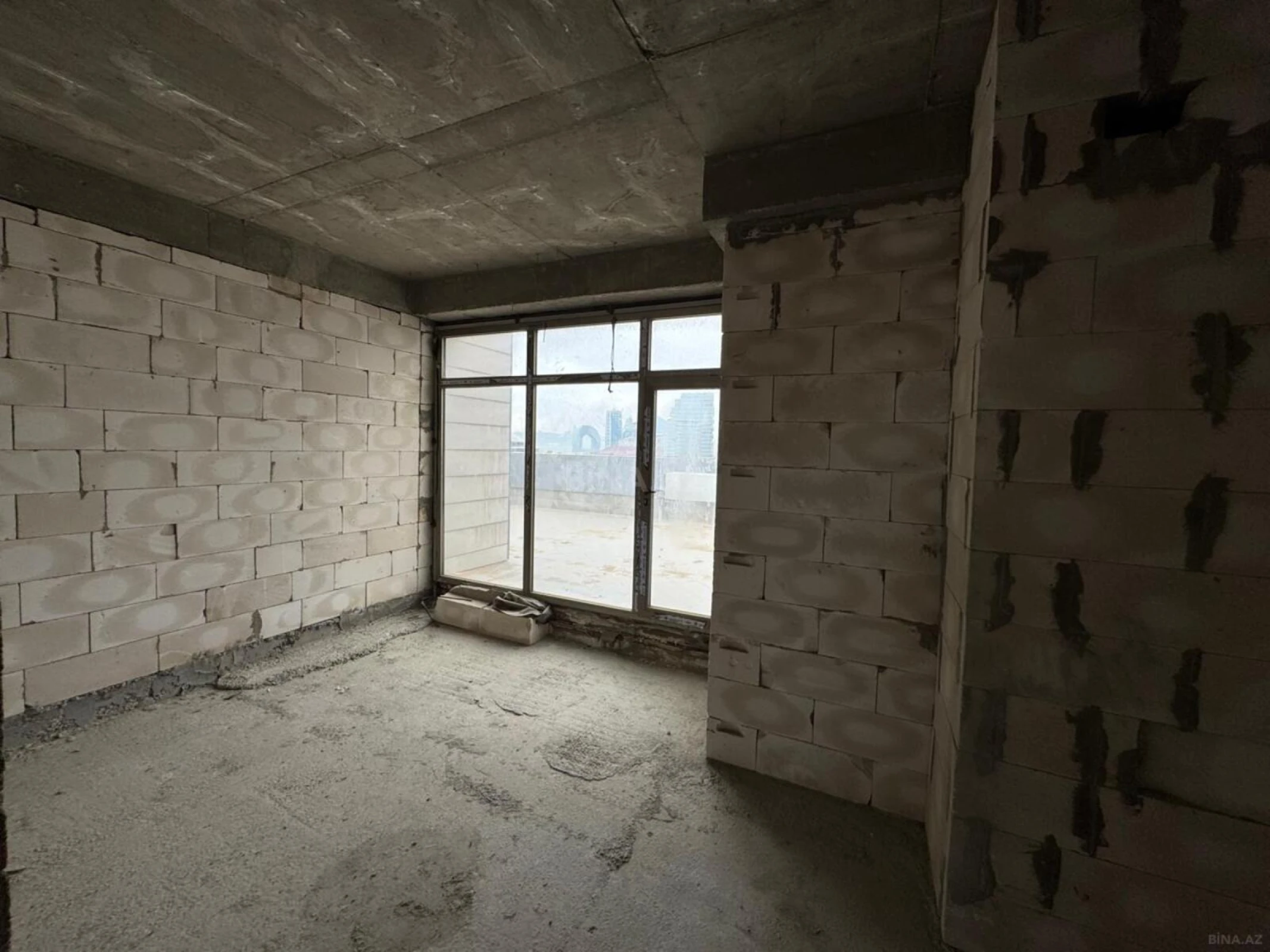 Satılır 5 otaqlı mənzil 752 m²