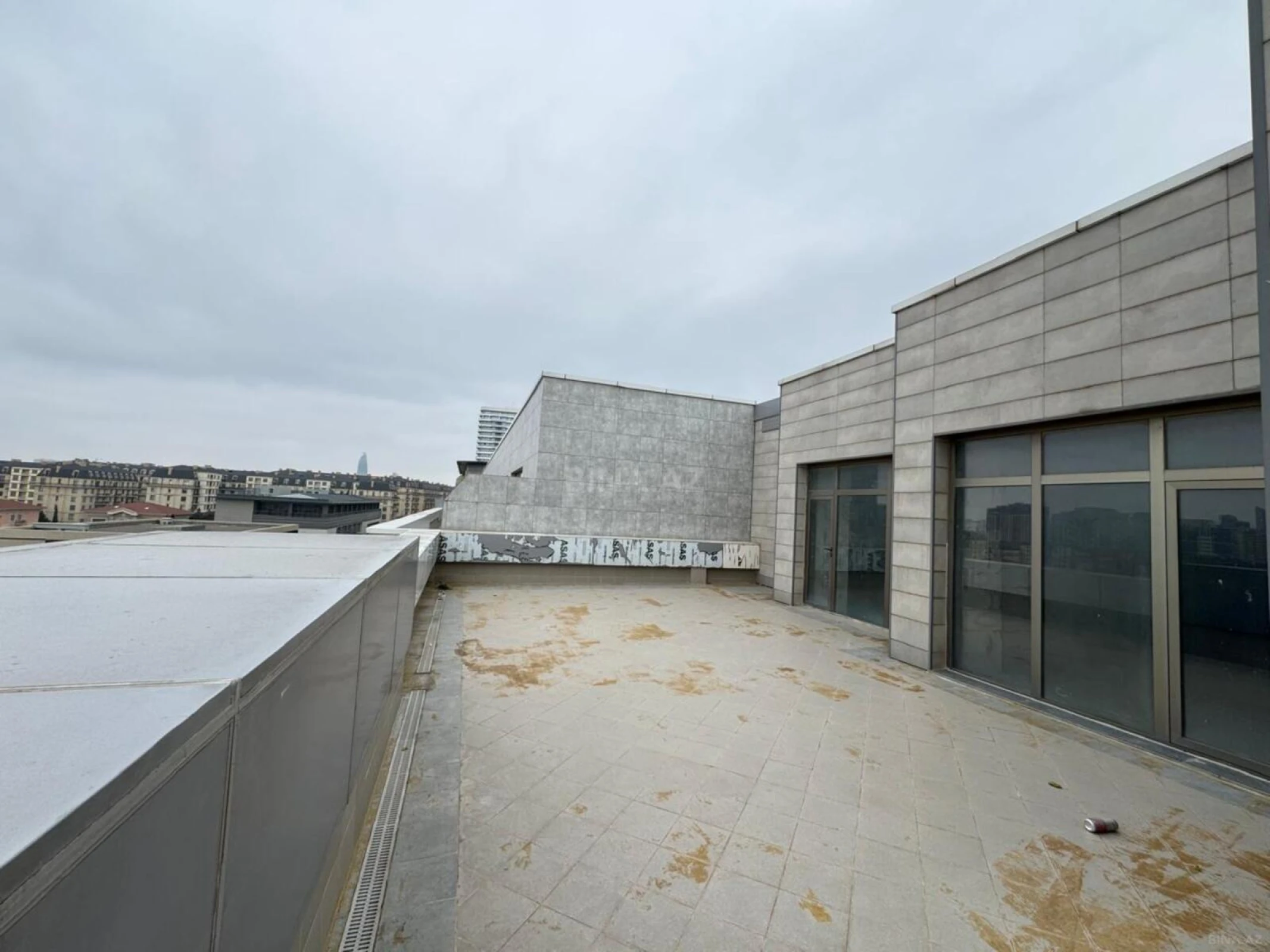 Satılır 5 otaqlı mənzil 752 m²