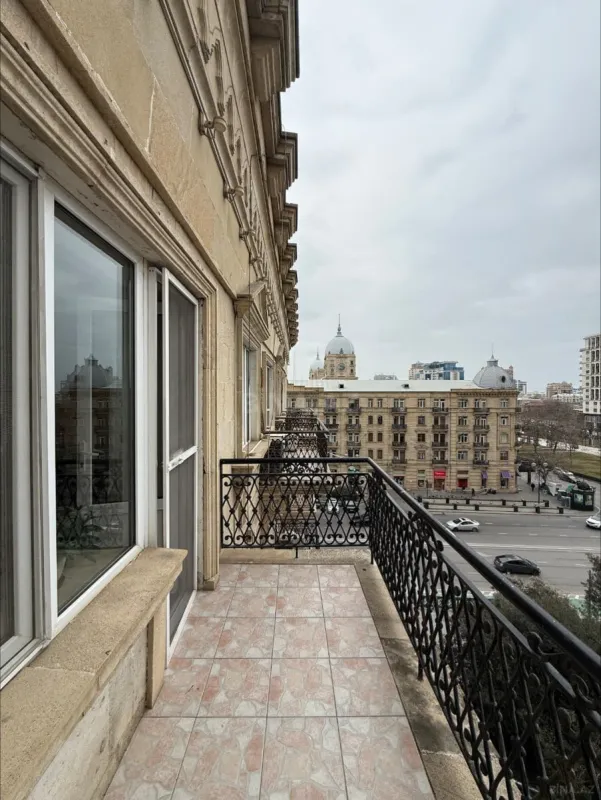 Satılır 3 otaqlı mənzil 110 m²