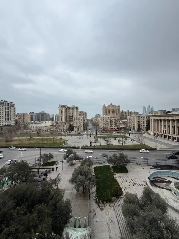 Satılır 3 otaqlı mənzil 110 m²