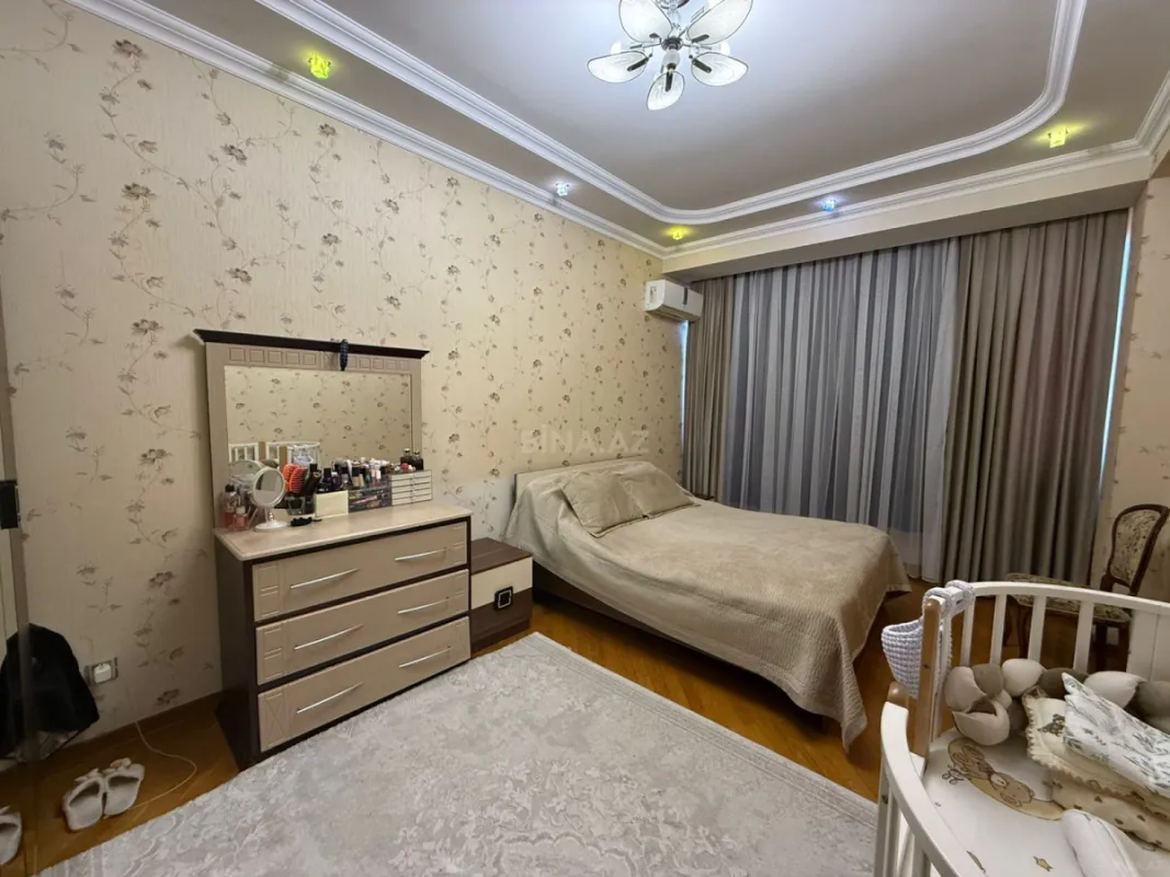 Satılır 4 otaqlı mənzil 145 m²