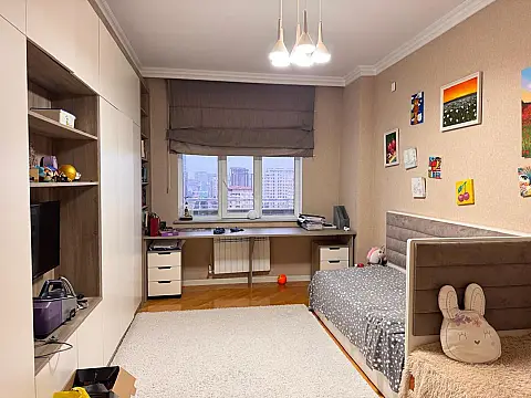 Kirayə verilir 3 otaqlı mənzil 140 m²
