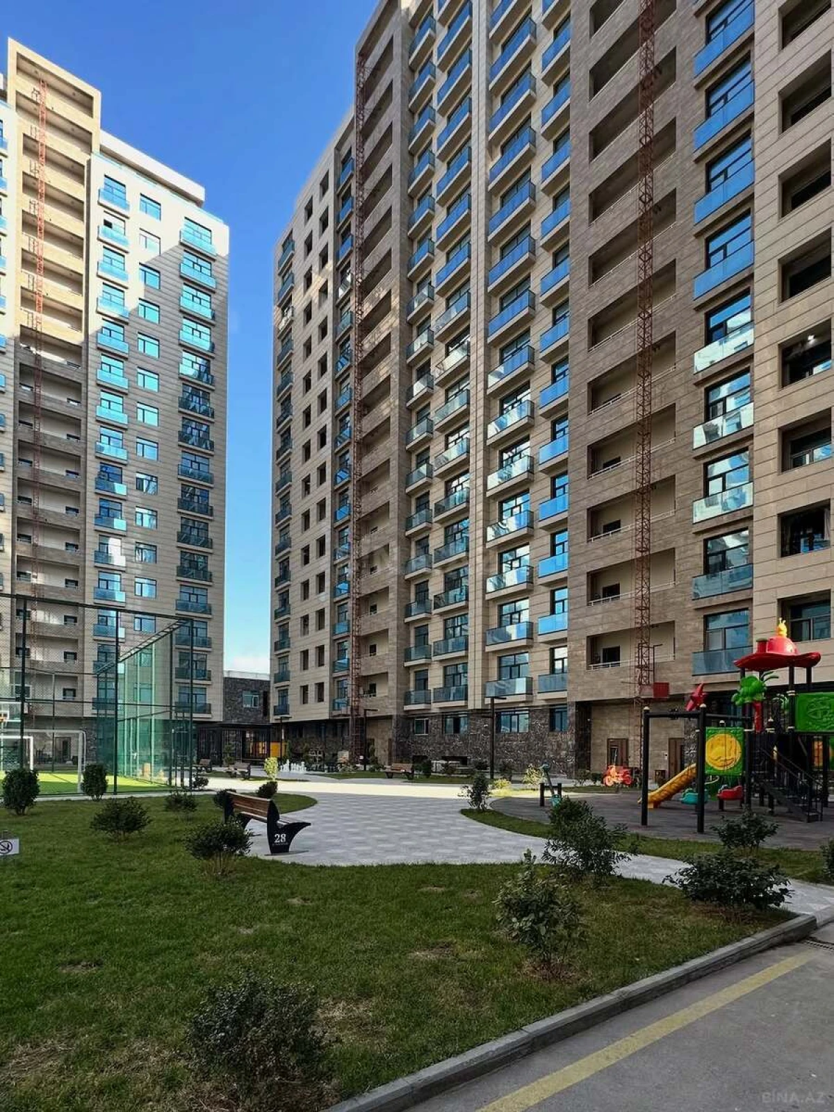 Satılır 4 otaqlı mənzil 144 m²
