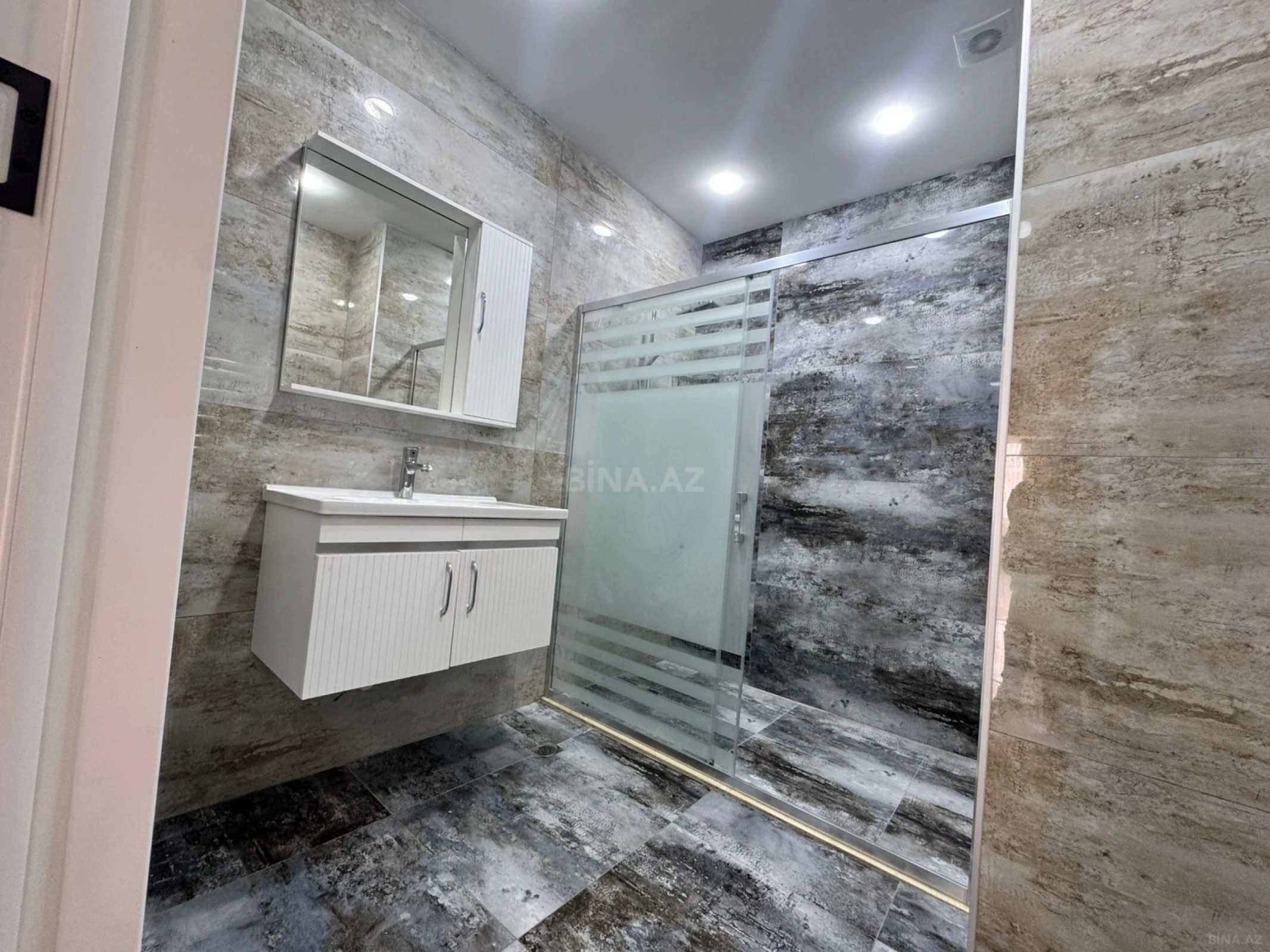 Satılır 3 otaqlı mənzil 140 m²