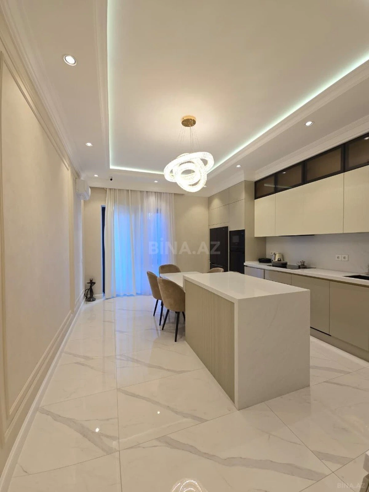 Satılır 4 otaqlı mənzil 180 m²