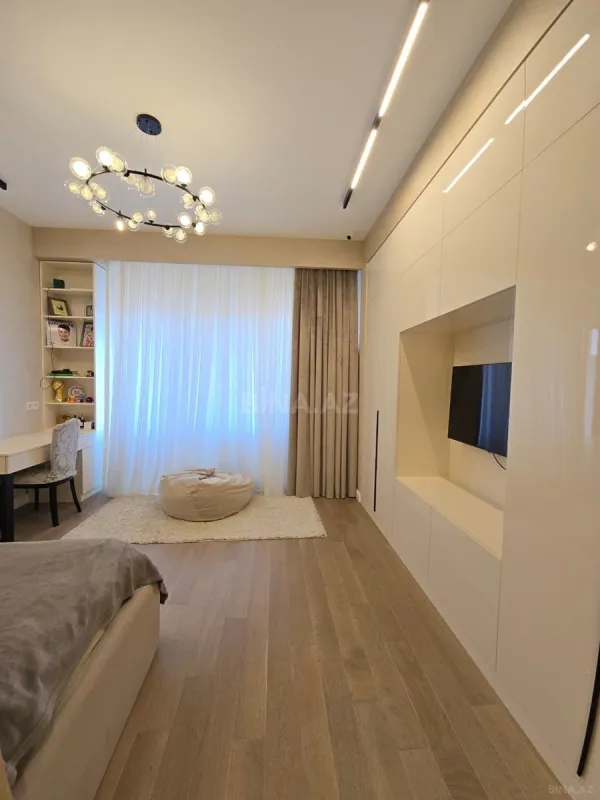 Satılır 4 otaqlı mənzil 180 m²