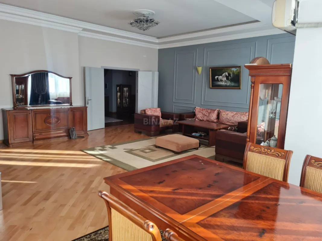 Satılır 4 otaqlı mənzil 240 m²