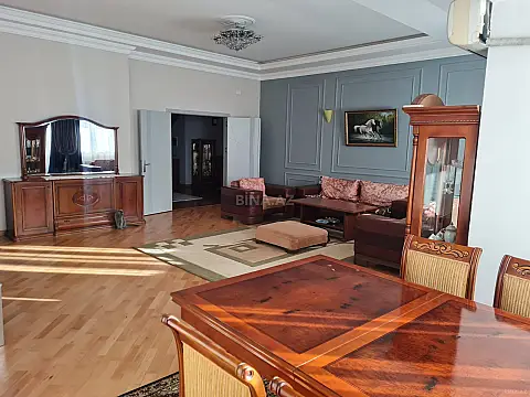 Satılır 4 otaqlı mənzil 240 m²