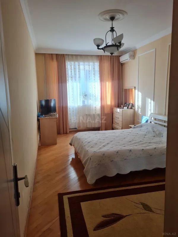 Satılır 4 otaqlı mənzil 240 m²
