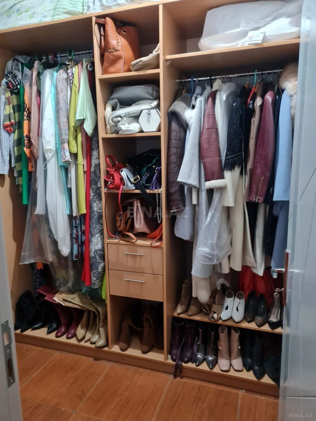 Satılır 4 otaqlı mənzil 240 m²