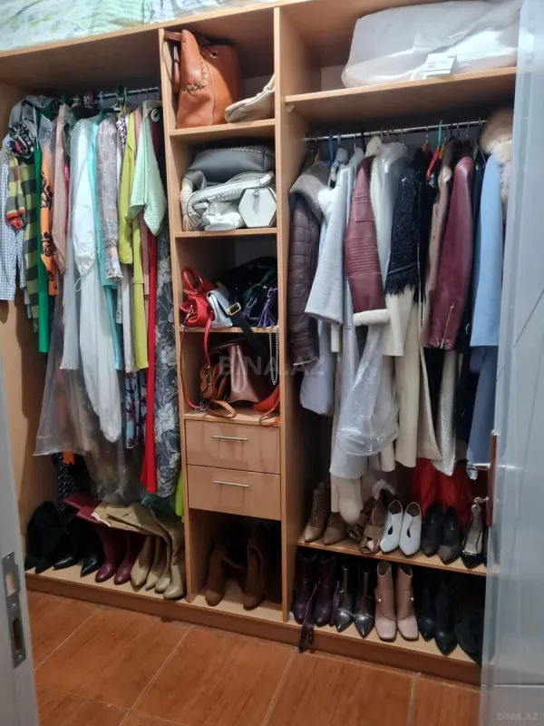 Satılır 4 otaqlı mənzil 240 m²