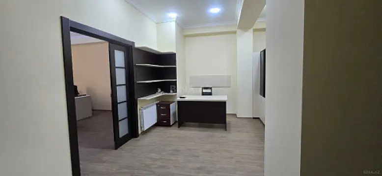 Satılır 3 otaqlı ofis 105 m²