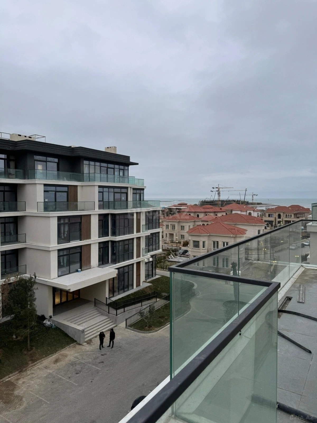 Satılır 3 otaqlı mənzil 133.4 m²