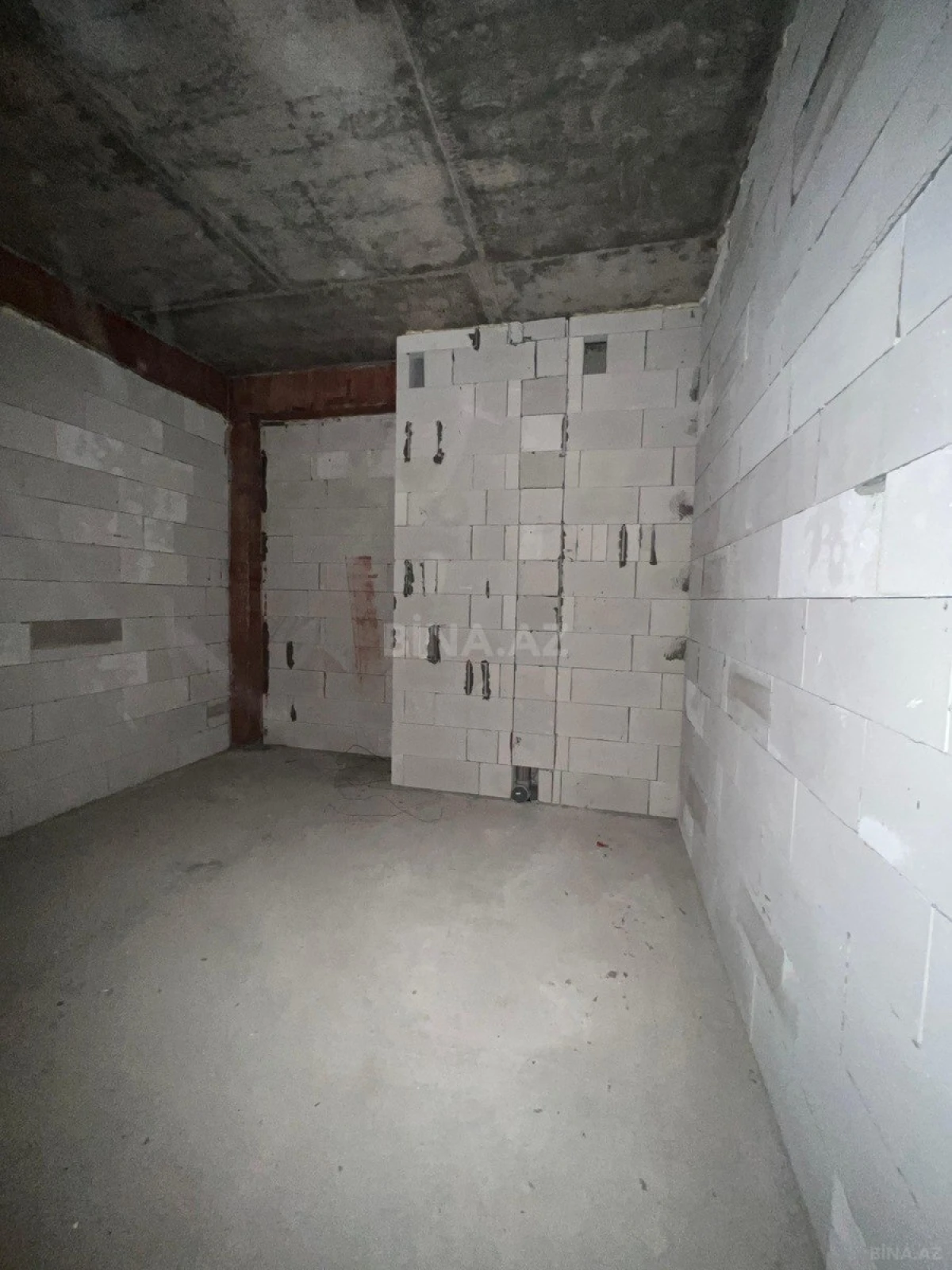 Satılır 4 otaqlı mənzil 136 m²