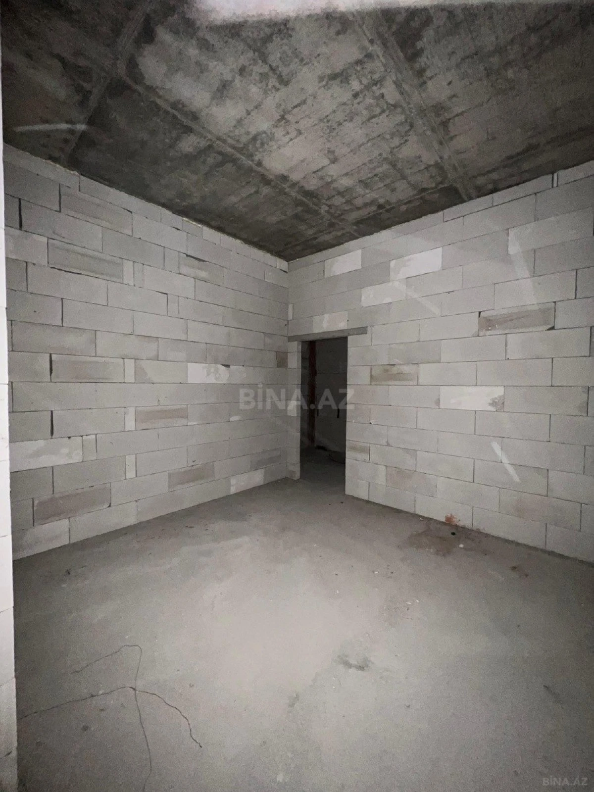 Satılır 4 otaqlı mənzil 136 m²