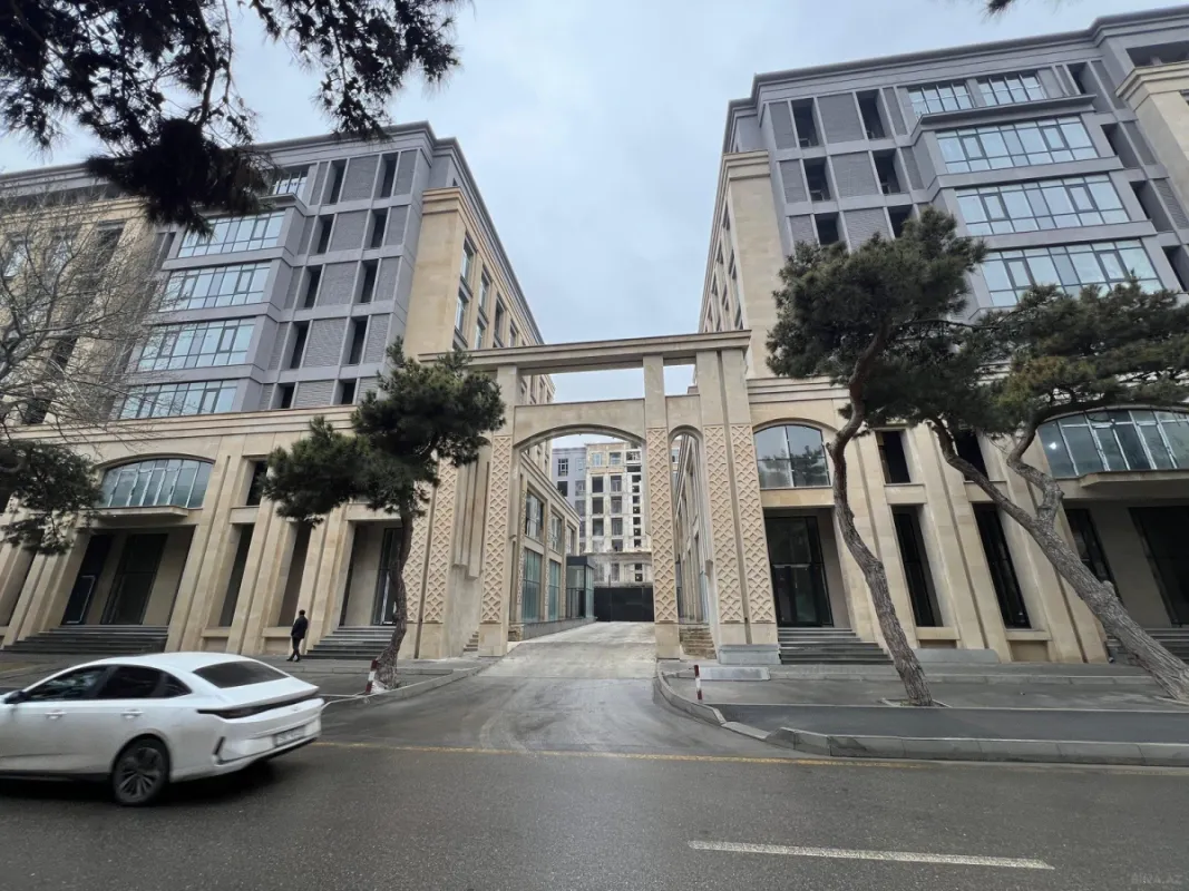 Satılır 4 otaqlı mənzil 136 m²