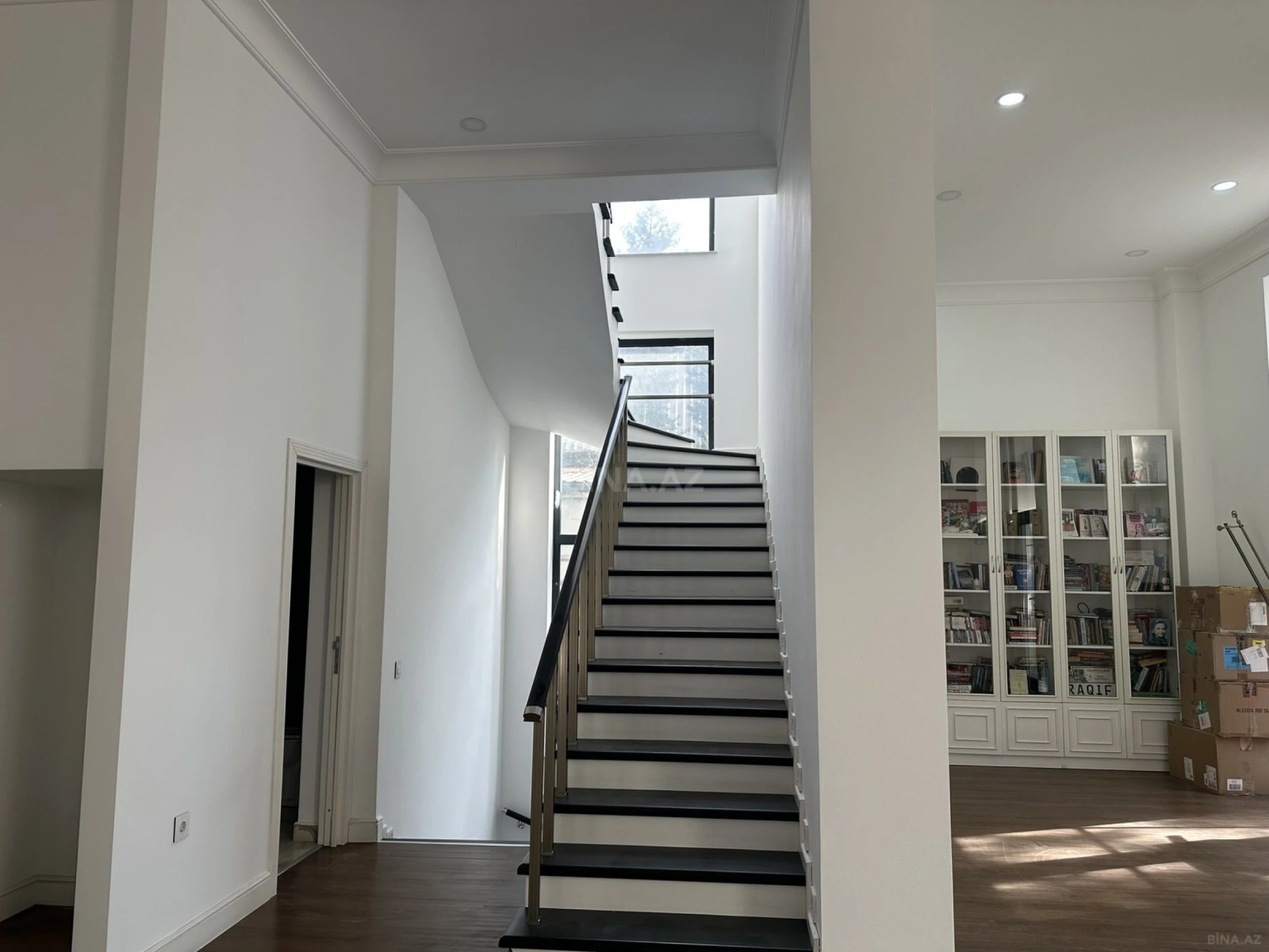 Satılır 6 otaqlı həyət evi 375.6 m²