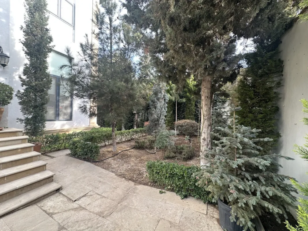 Satılır 6 otaqlı həyət evi 375.6 m²