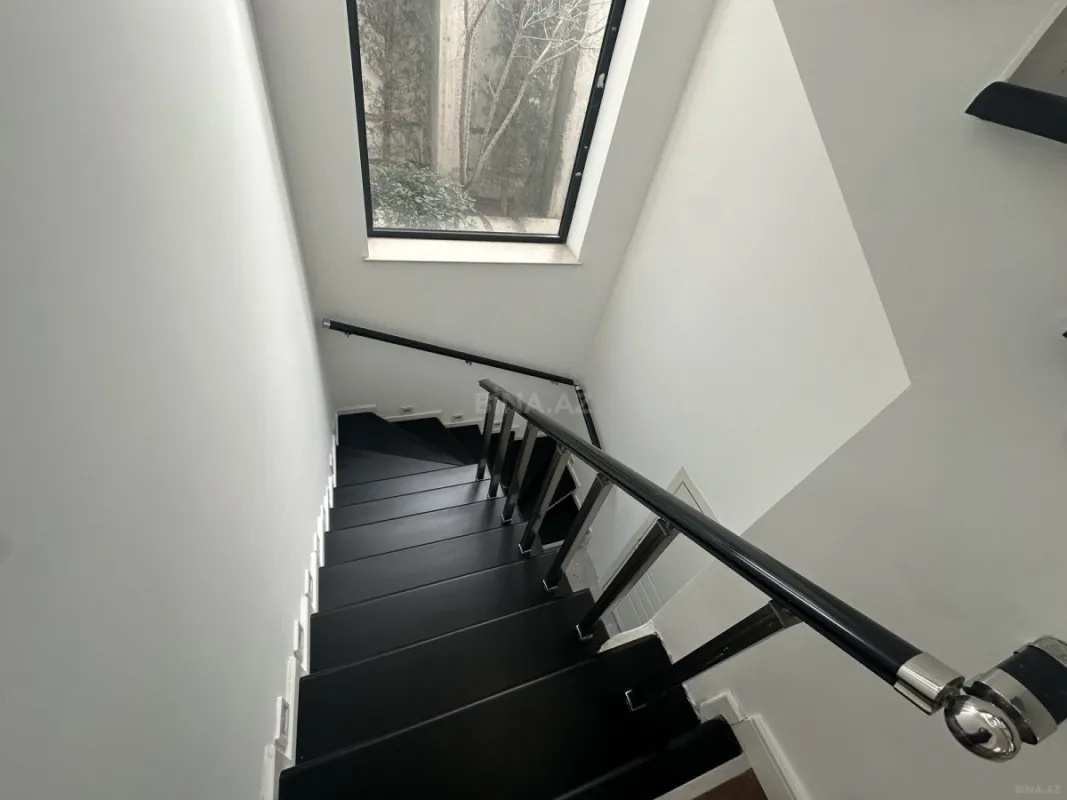 Satılır 6 otaqlı həyət evi 375.6 m²