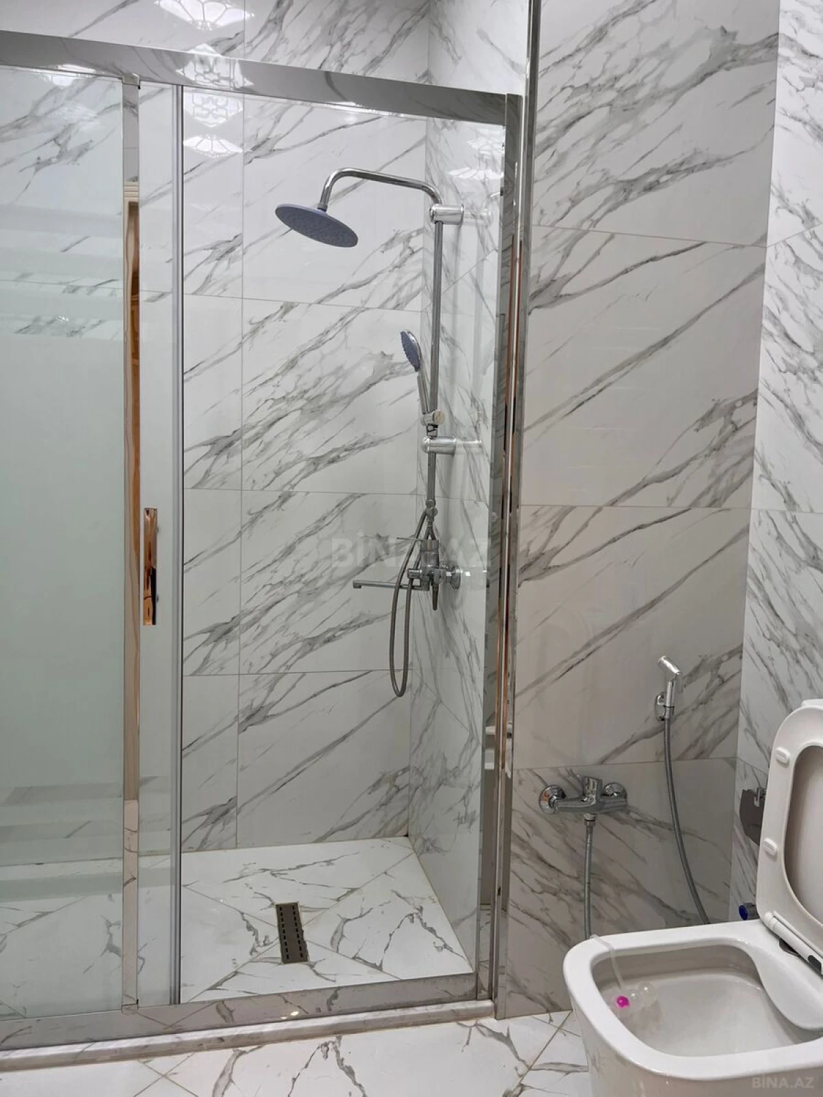 Kirayə verilir 2 otaqlı mənzil 96 m²