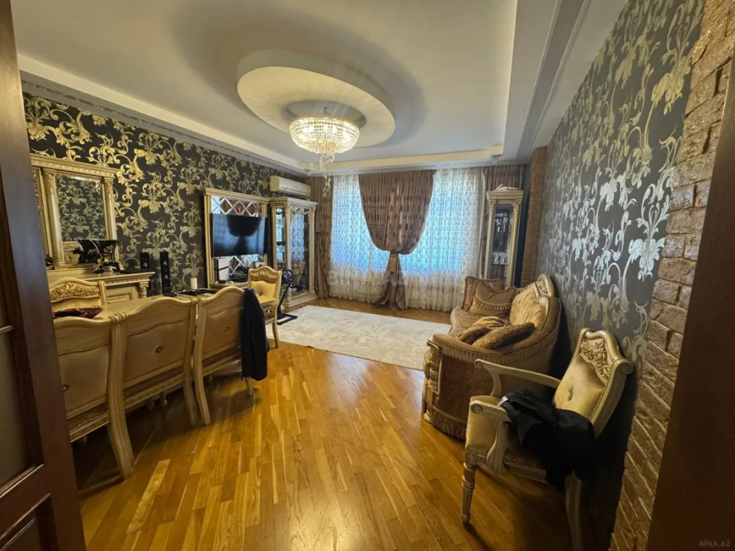 Satılır 3 otaqlı mənzil 135 m²