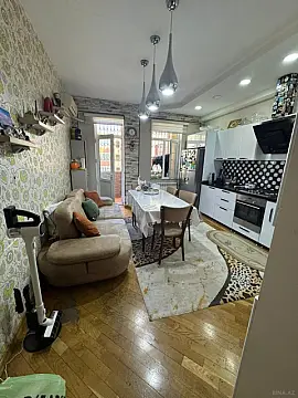 Satılır 3 otaqlı mənzil 135 m²