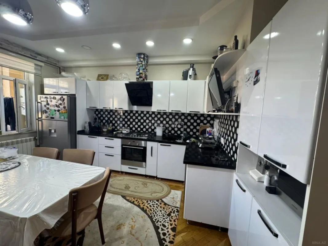 Satılır 3 otaqlı mənzil 135 m²