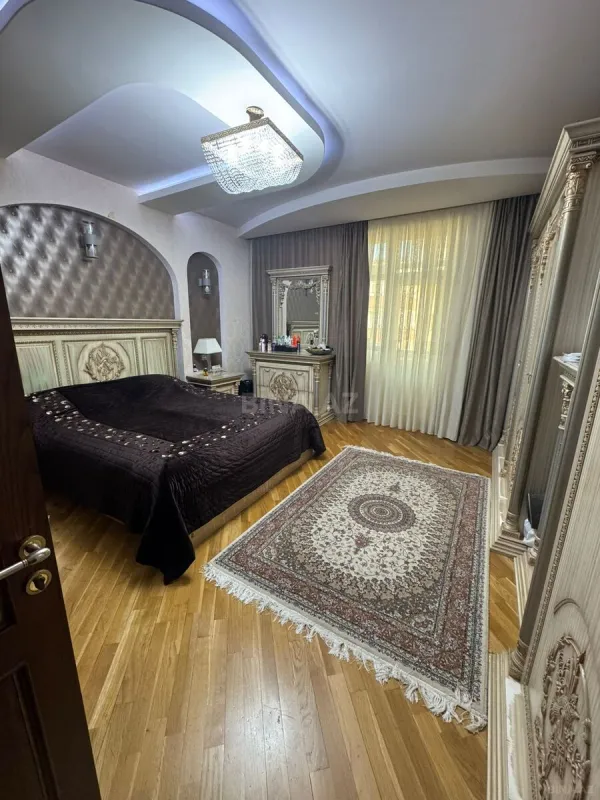 Satılır 3 otaqlı mənzil 135 m²