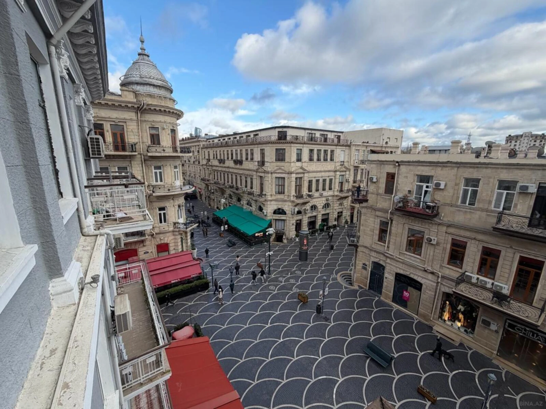 Satılır 4 otaqlı mənzil 160 m²