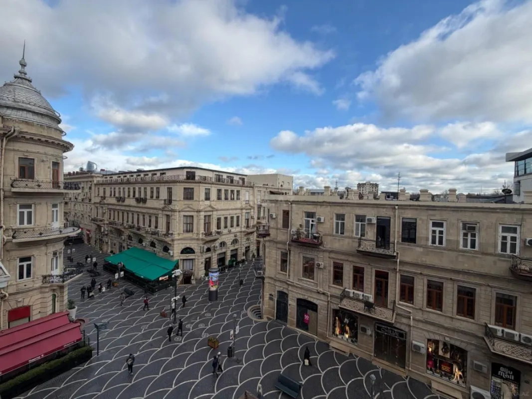 Satılır 4 otaqlı mənzil 160 m²