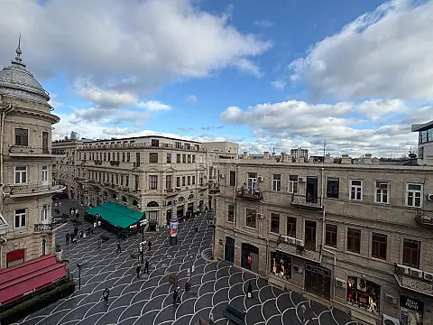 Satılır 4 otaqlı mənzil 160 m²