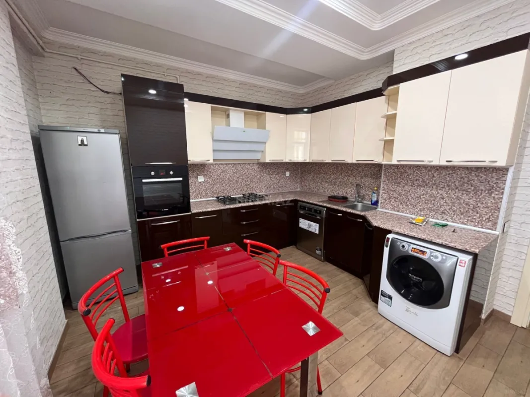 Kirayə verilir 4 otaqlı mənzil 165 m²