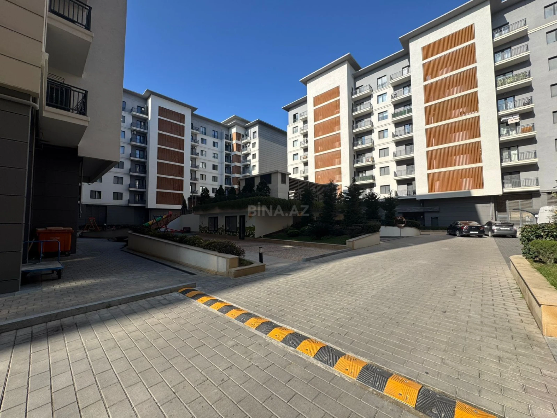 Satılır 5 otaqlı mənzil 245 m²