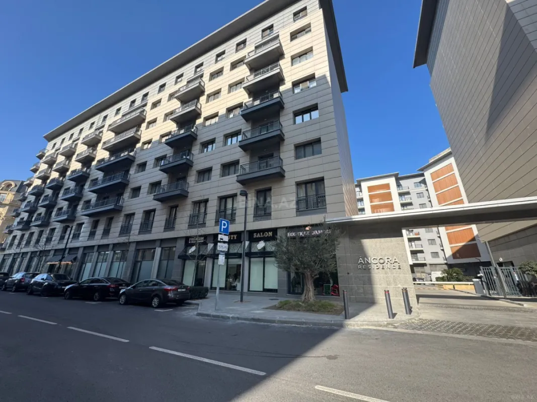 Satılır 5 otaqlı mənzil 245 m²