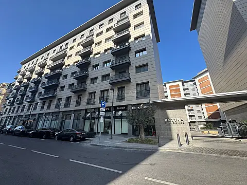 Satılır 5 otaqlı mənzil 245 m²