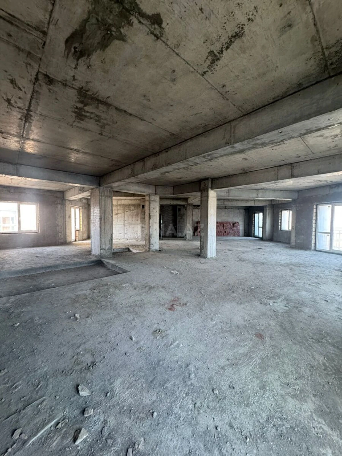 Satılır 5 otaqlı mənzil 245 m²