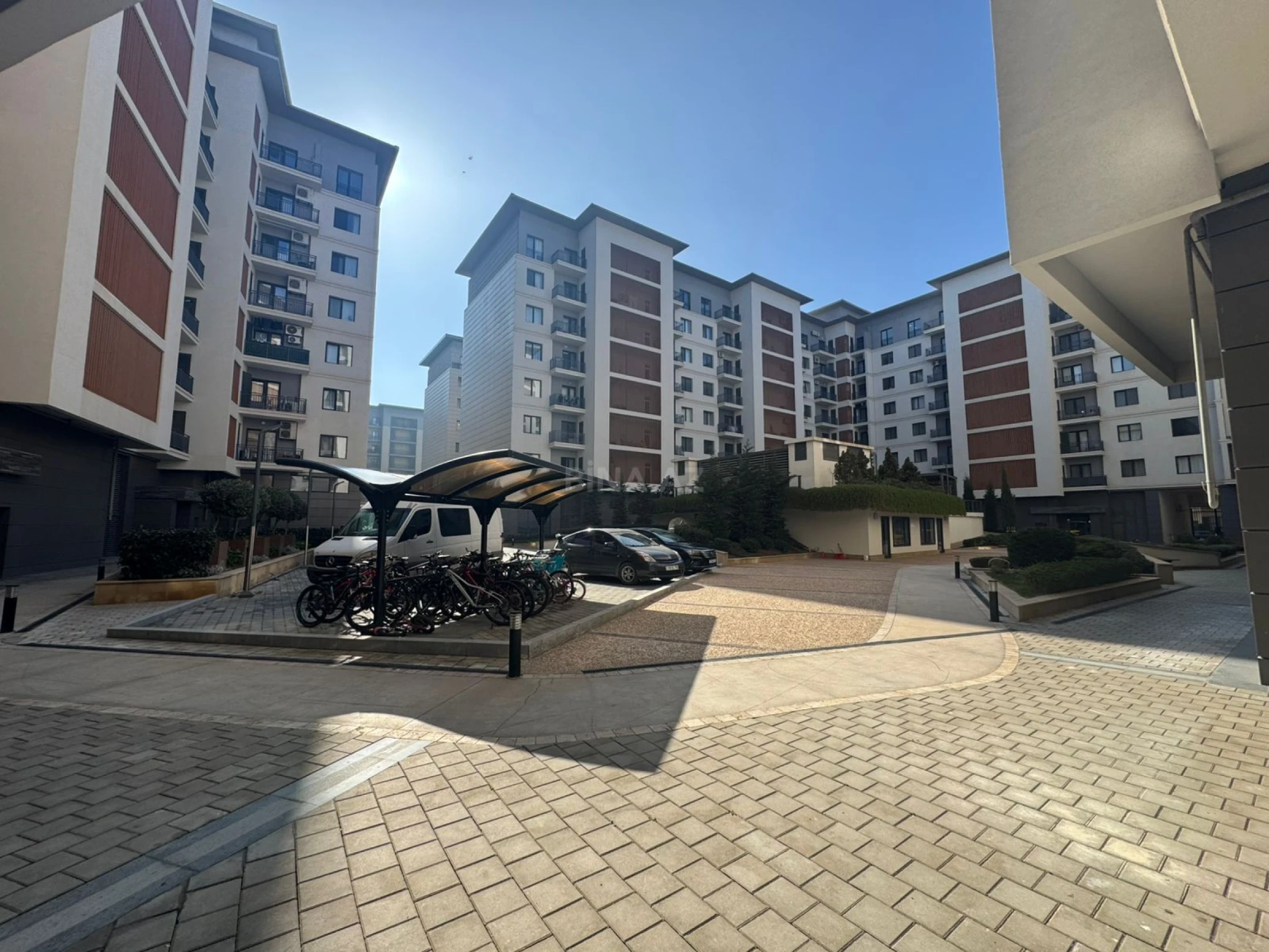 Satılır 5 otaqlı mənzil 245 m²
