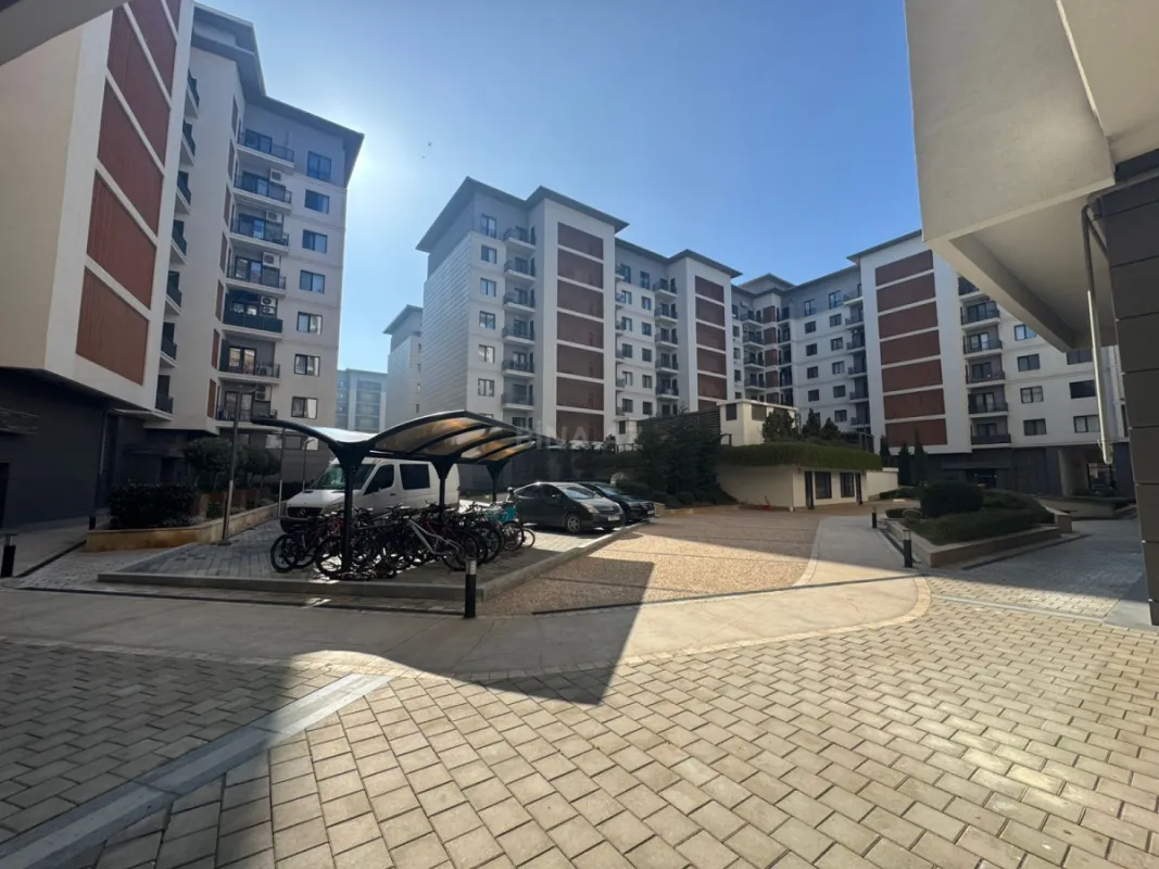 Satılır 5 otaqlı mənzil 245 m²