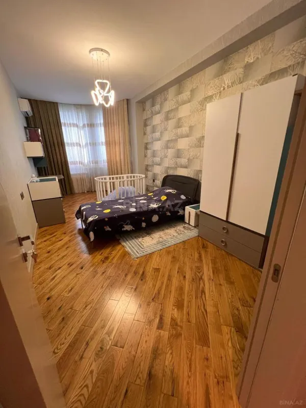 Satılır 4 otaqlı mənzil 195 m²