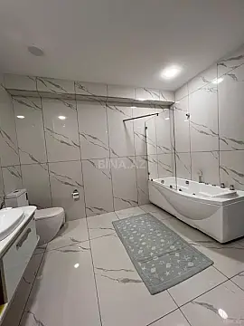 Satılır 4 otaqlı mənzil 195 m²