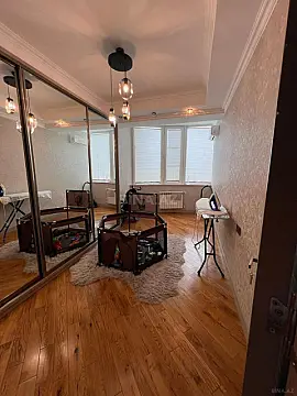 Satılır 4 otaqlı mənzil 195 m²