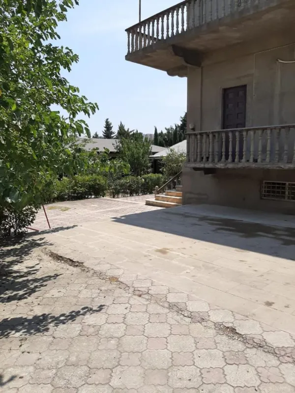 Satılır 9 otaqlı həyət evi 470 m²