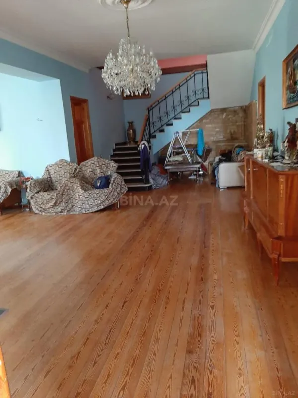 Satılır 9 otaqlı həyət evi 470 m²