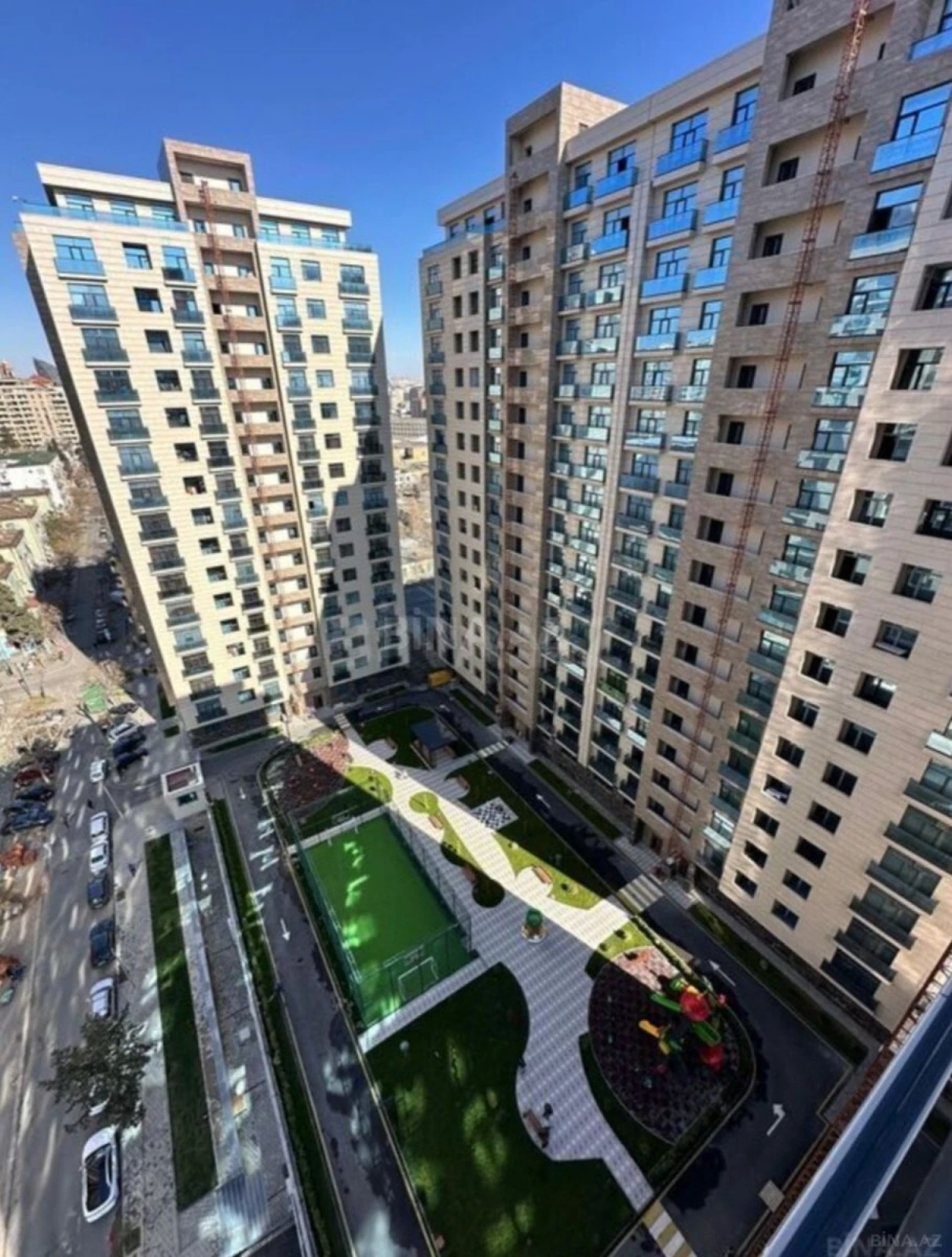 Satılır 4 otaqlı mənzil 143 m²