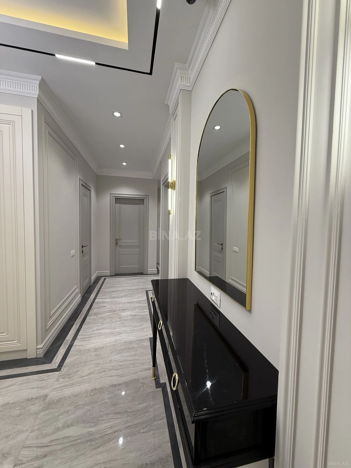 Satılır 3 otaqlı mənzil 145 m²