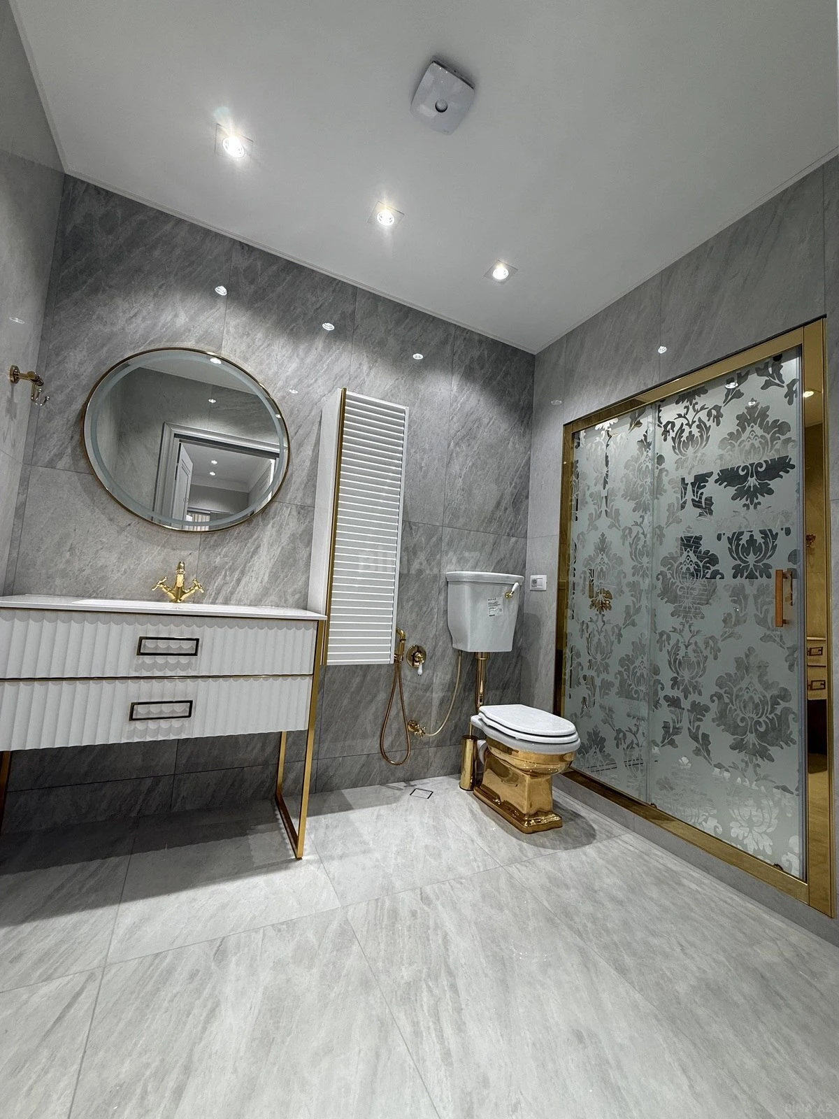 Satılır 3 otaqlı mənzil 145 m²