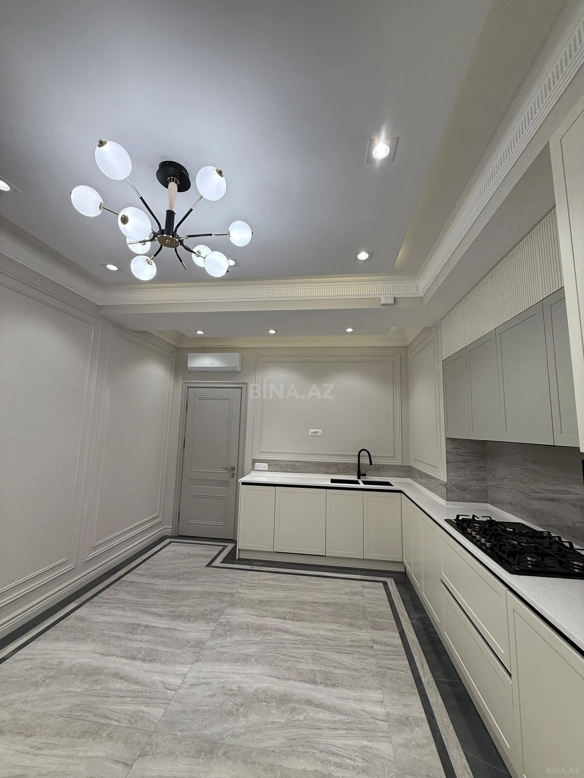 Satılır 3 otaqlı mənzil 145 m²