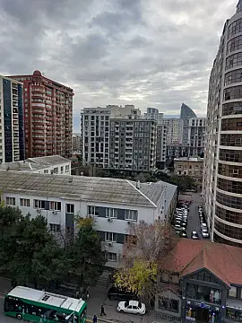 Satılır 4 otaqlı mənzil 170 m²